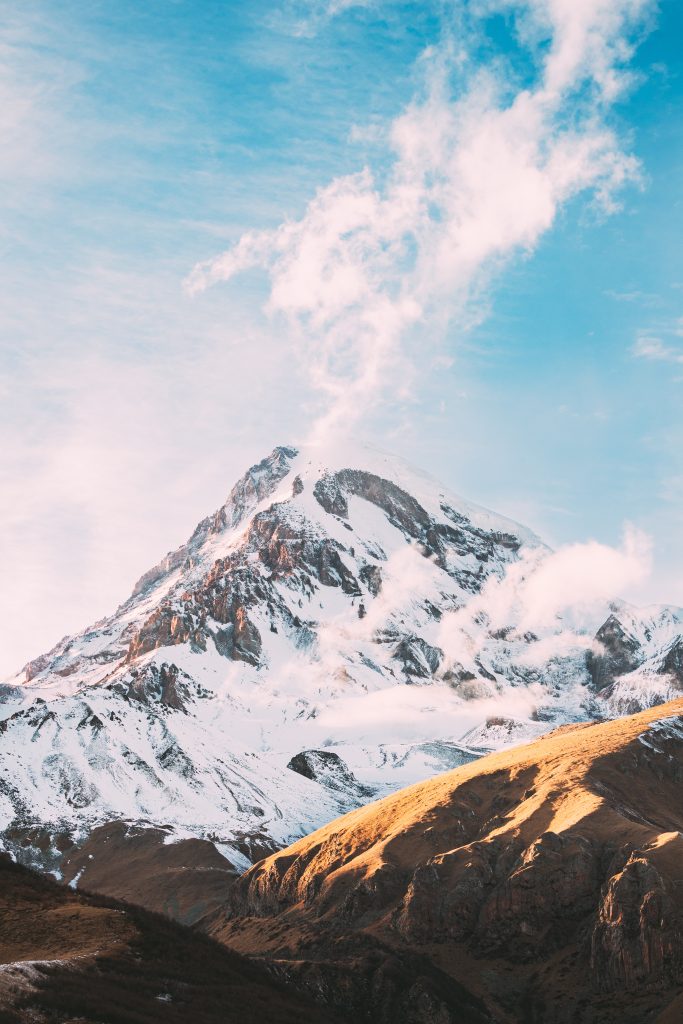 Stepantsminda, Gergeti, Georgia. Il monte Kazbegi coperto di neve. Viaggi in Georgia, Travel design, I miei servizi
