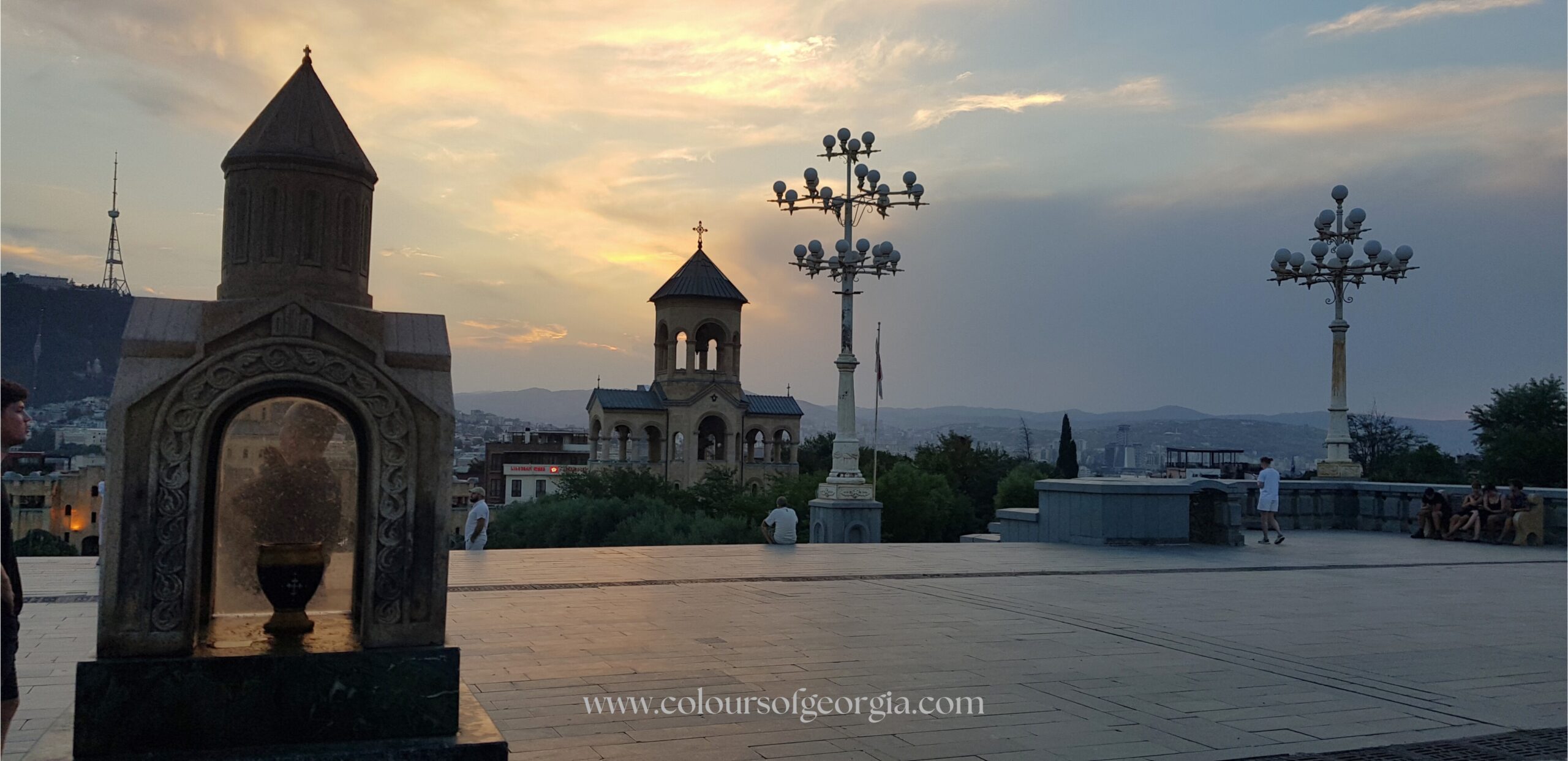 Sameba_vista Cattedrale Sameba, Tbilisi, Georgia, vista dal cortile al tramonto