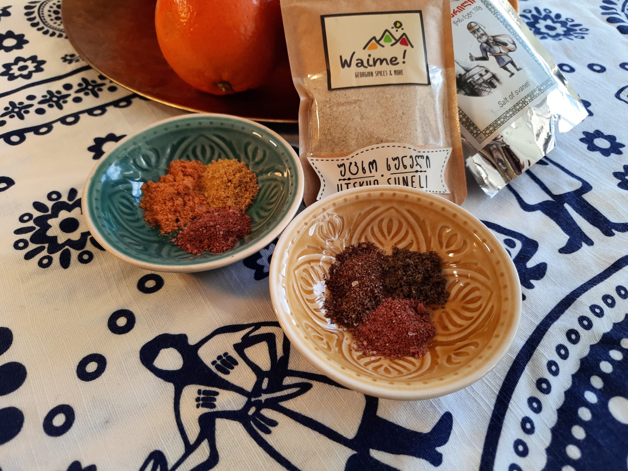 spezie georgiane, tovaglia con motivi tradizionali georgiani, souvenir autentici georgiani, che cosa comprare a Tbilisi