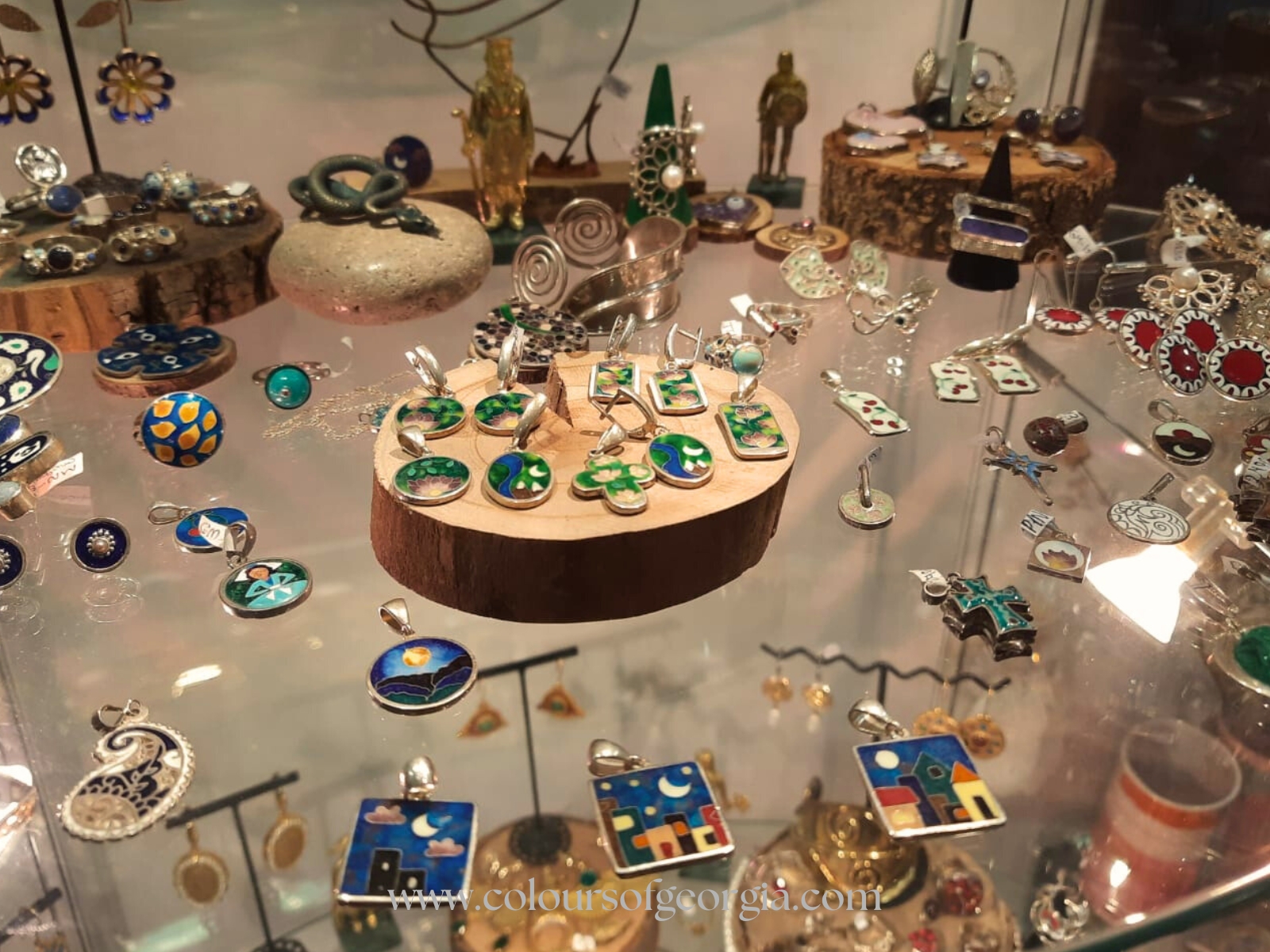 gioielli smaltati cloisonné, arte tradizionale georgiana, souvenir autentici georgiani, che cosa comprare a Tbilisi