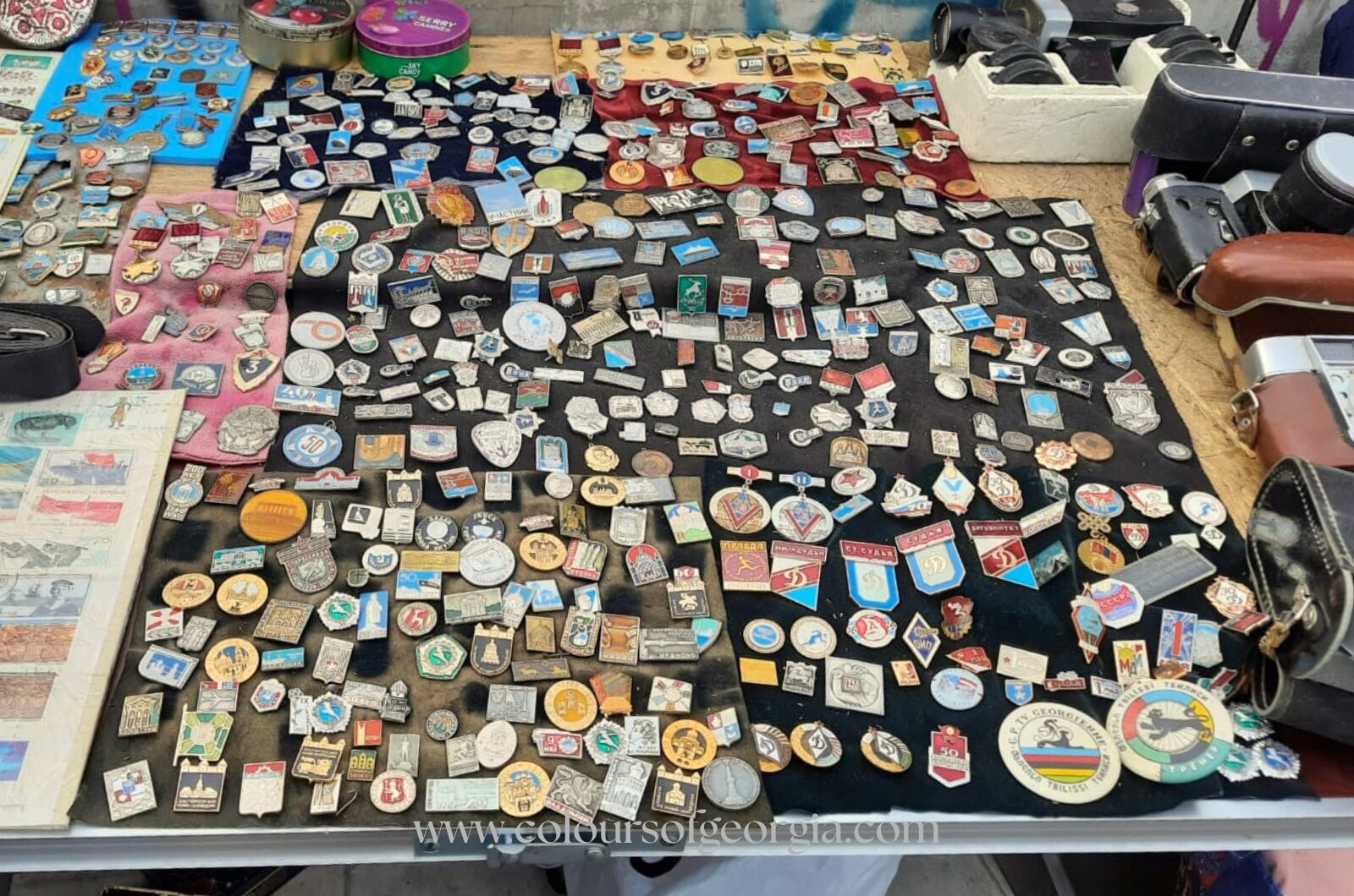 Mercatino delle pulci, Dry Bridge, Tbilisi, Georgia, oggetti vintage sovietici, souvenir autentici georgiani, che cosa comprare a Tbilisi