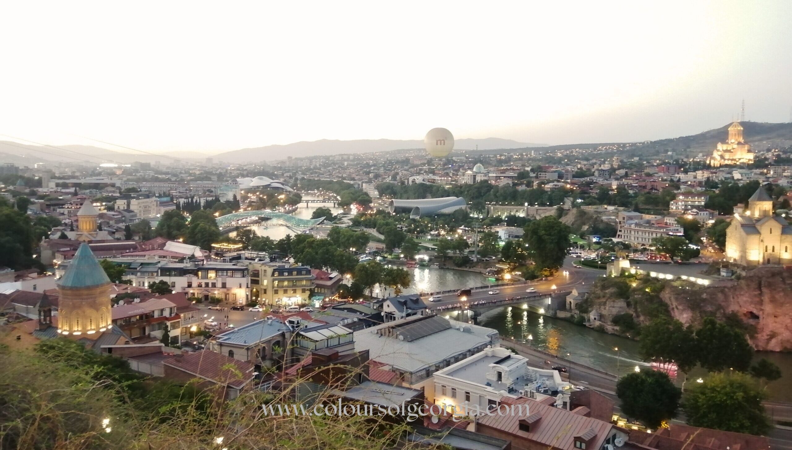 www.coloursofgeorgia.com Vista su Tbilisi dalla Fortezza Narikala, Tbilisi, Georgia
